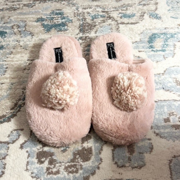 5/$15 MUST BUNDLE New York & Company Pink Fuzzy Slippers with Pom Poms - Picture 1 of 4